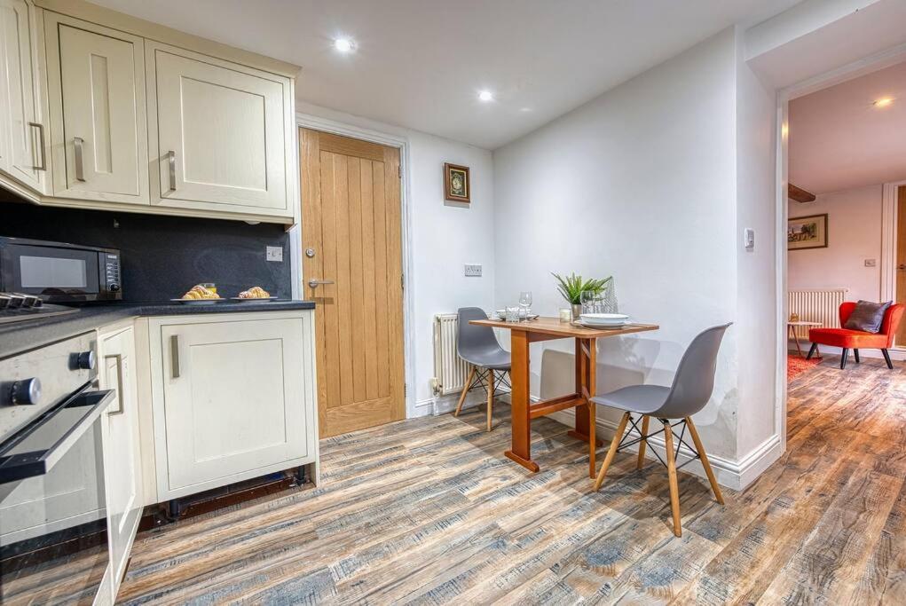 Delightful Two-Bedroom Cottage In The Heart Of Bakewell Exterior foto